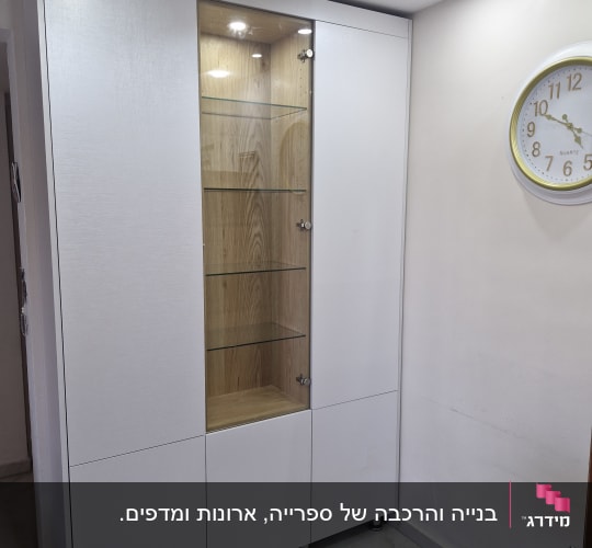 ארון תצוגה עם מדפים מזכוכית בחדר מואר